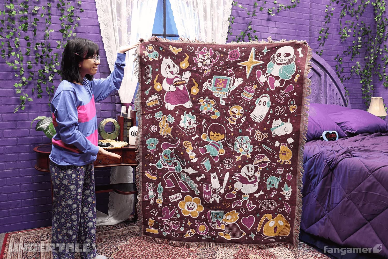 Friends & Foes Throw Blanket 150 x 127 cm