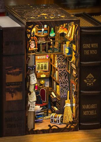 Magic Pharmacist (Book Nook) Magic Pharmacist (Book Nook)